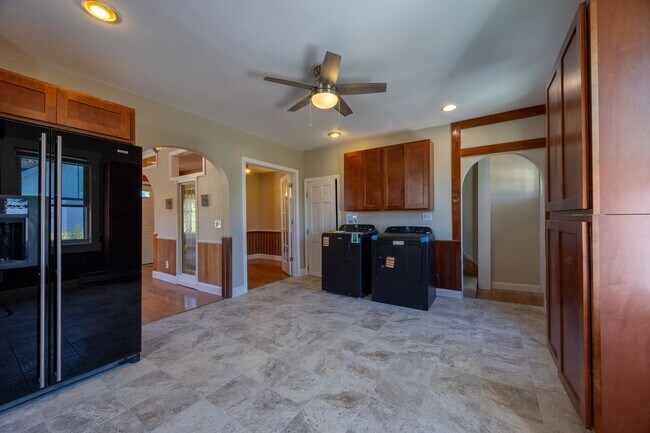 Building Photo - Available Now! Spacious 3-Bedroom Duplex in Griswold