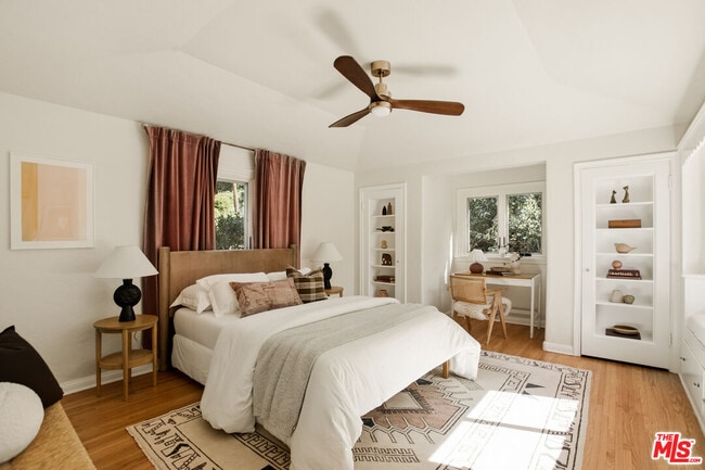 Building Photo - 1518 N Beverly Dr