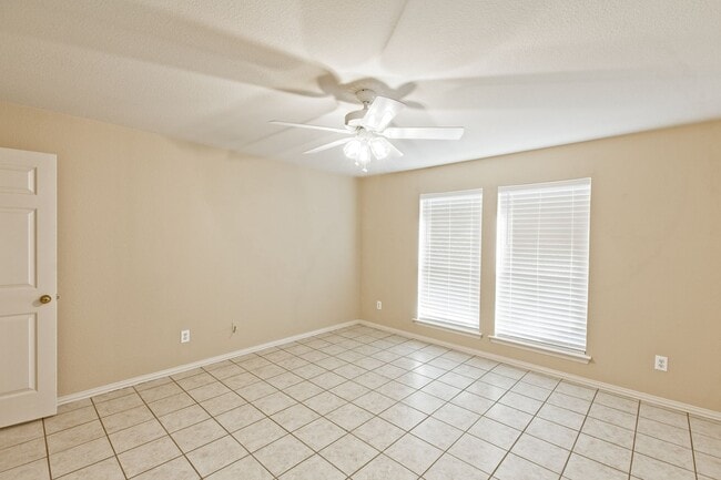 Building Photo - Duplex for lease with private backyard