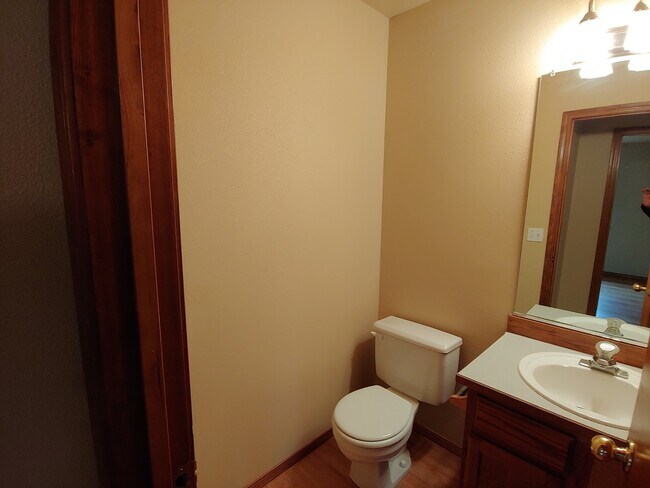 Building Photo - Large 3/2 in the Singing Hills Neighborhoo...