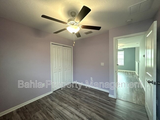 Building Photo - 582 Royal Empress Dr