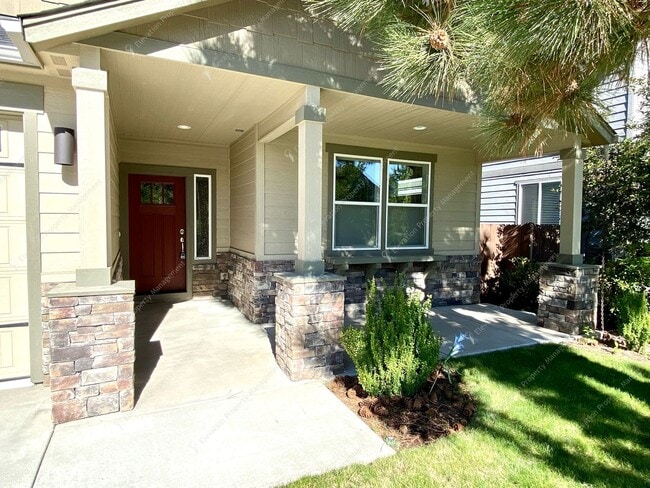 Building Photo - Bright, Spacious Home with Expansive Yard ...
