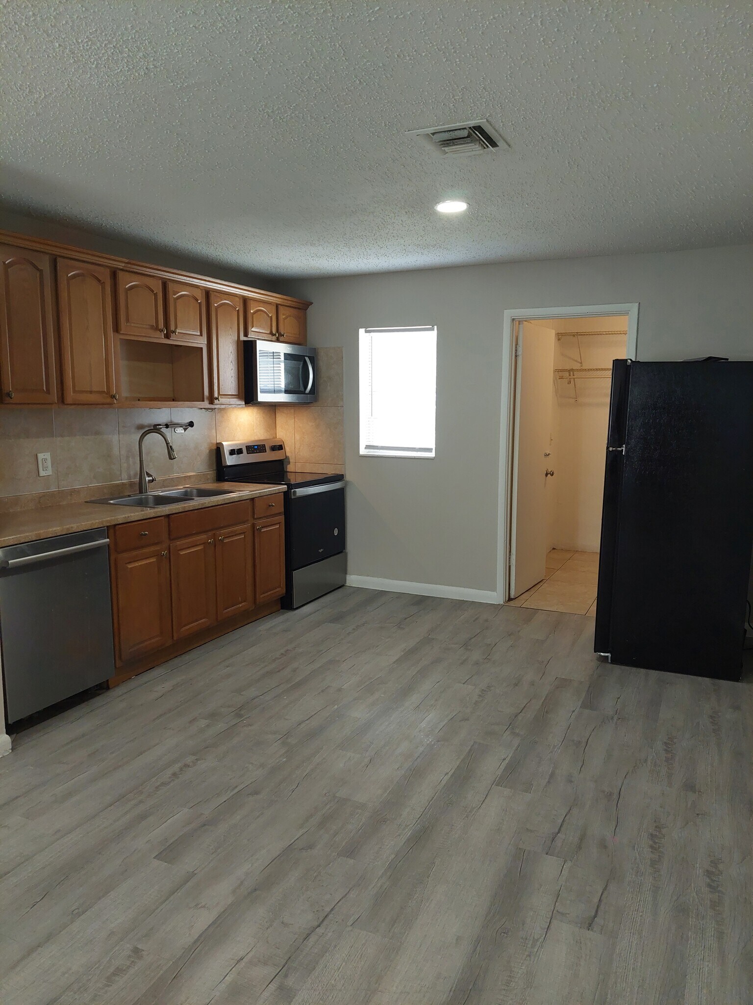 Kitchen, dining room - 653 Bonnie Ln