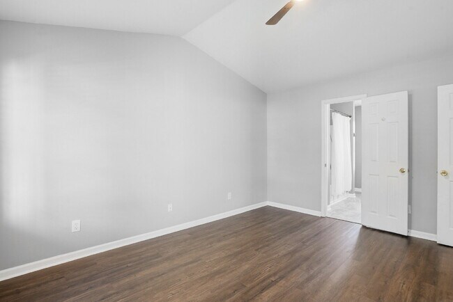 Building Photo - Bright and Airy Three Bedroom Home in Lake...