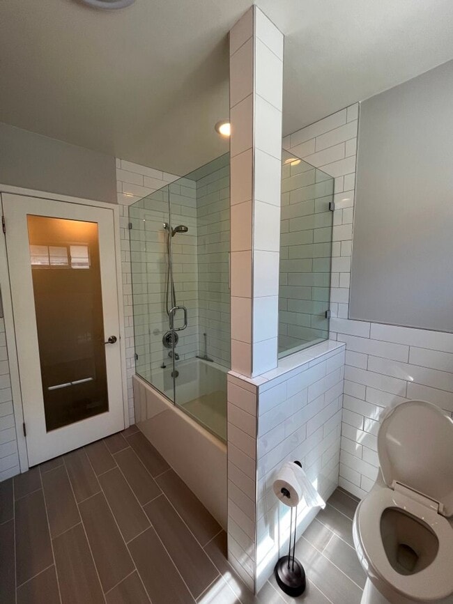 Building Photo - READY FOR MOVE-IN! 3+2.5 w/appliances + great backyard!