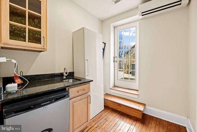 Building Photo - 1402 Light St