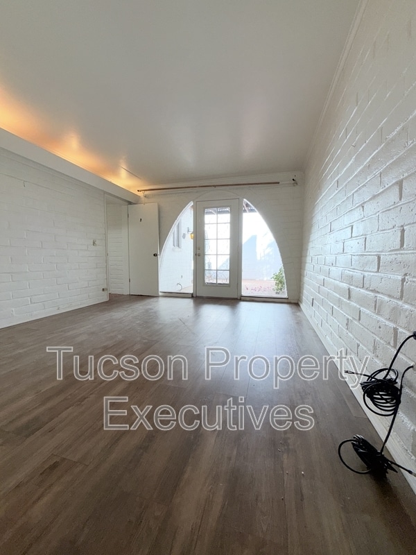 Building Photo - 629 W Las Lomitas Rd