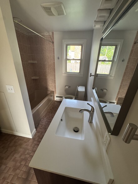 Main Bath room - 161 Lake Ave N