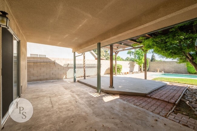 Building Photo - N.E. Fresno Home, 3BR/2BA, Blt 1988, POOL + Living & Family Rooms - Lots of Amenities!