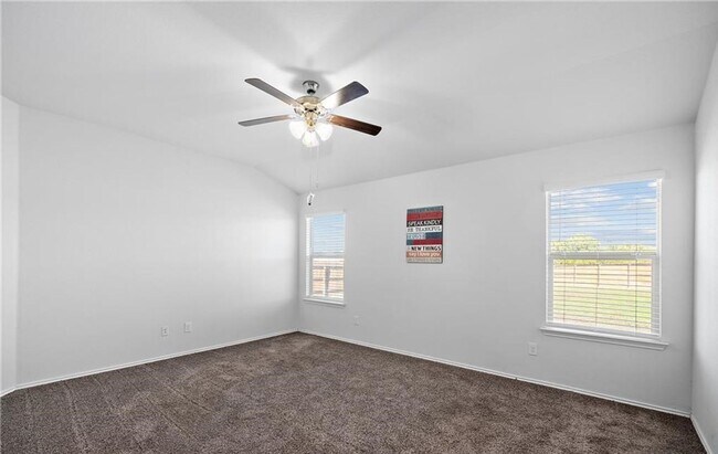 Building Photo - 4 bedroom 2 bathroom home!
