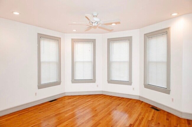 Building Photo - 643 E 5th St