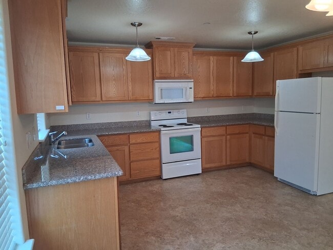 Building Photo - Cute, clean 2 bedroom upstairs apartment with patio.