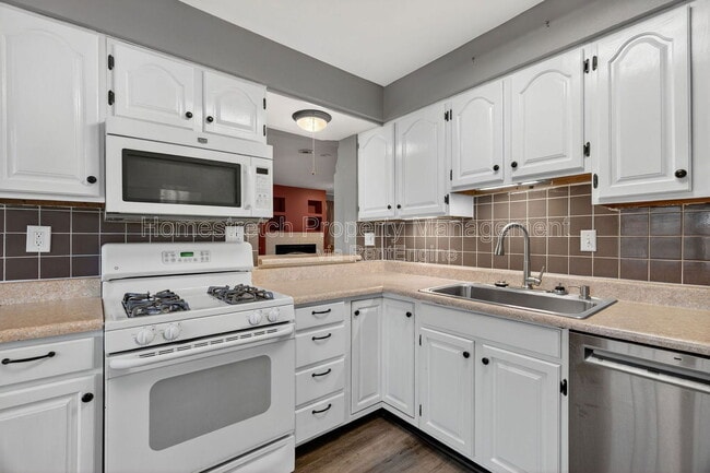 Building Photo - 1255 St Antoine St