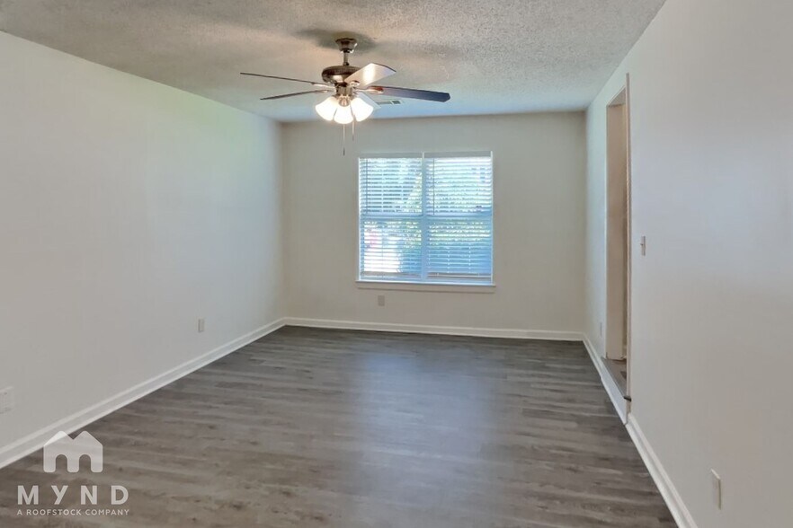 Building Photo - 5561 Northcut Dr