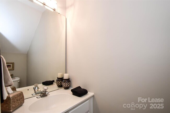 Building Photo - 2121 Kaybird Ln