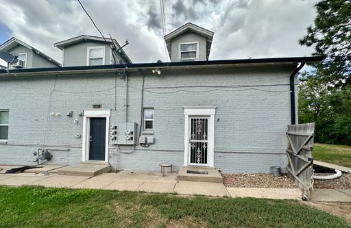 Building Photo - LARGE 2 Bed, 1 Bath Apartment Available NOW!!