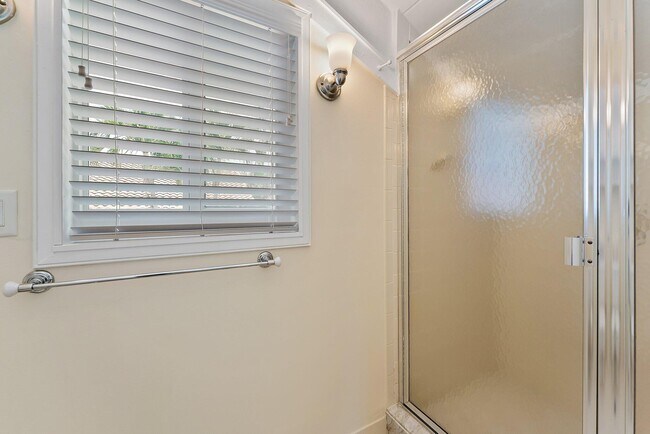 Building Photo - 107 Mako Ln