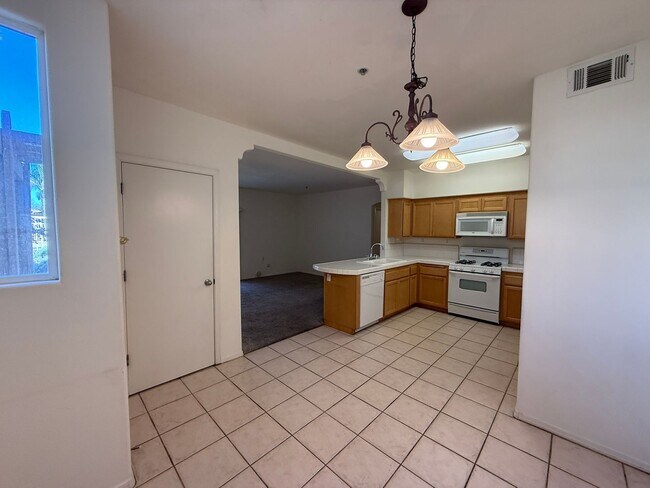 Building Photo - Centrally Located Downstairs Condo in the Oak Creek Villas