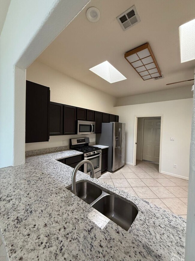 Building Photo - Beautiful 2 Bedroom/2 Bath W/ Office