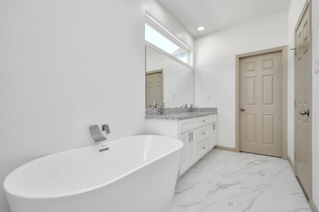 Building Photo - 2119 Esther Dr