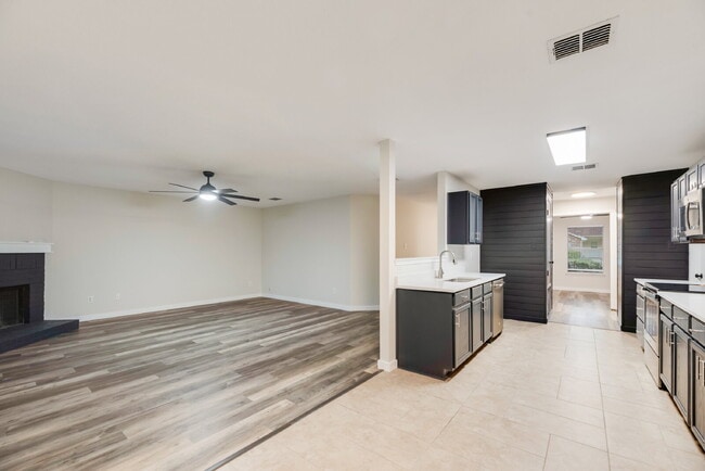 Building Photo - "Charming 3-Bedroom with 2 Bathrooms in Wy...