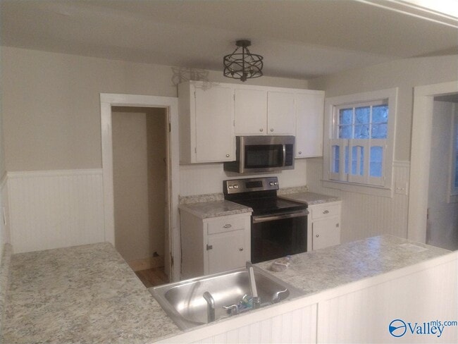 Building Photo - 510 Forrest Cir NE