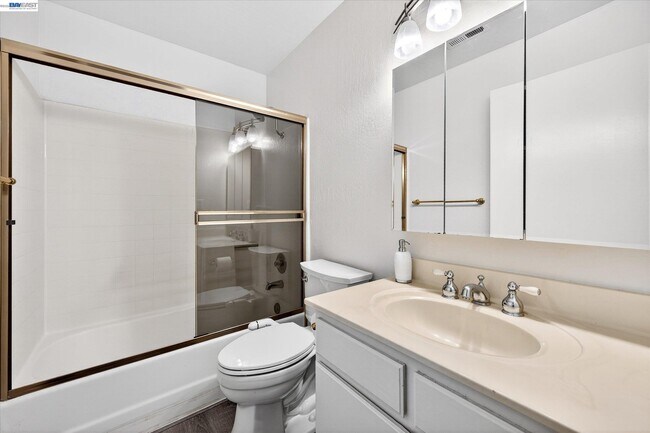 Building Photo - 2032 Newport Dr