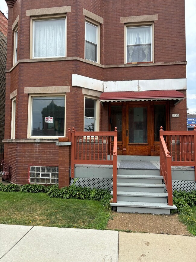 Primary Photo - 2737 W Belmont Ave