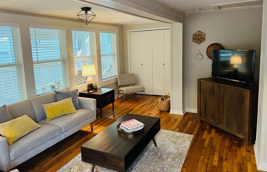 Building Photo - 224 Columbus Dr