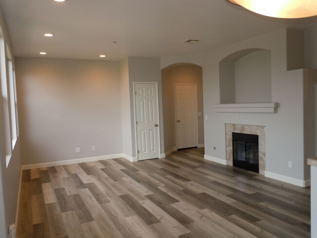 Building Photo - Wonderful townhome in Carlsbad with panora...