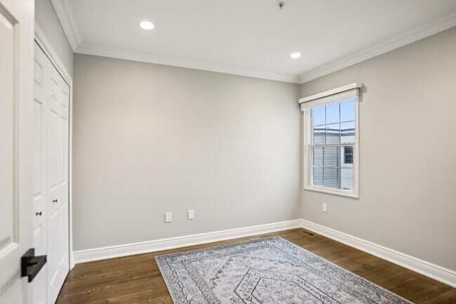 Building Photo - 343 The Promenade