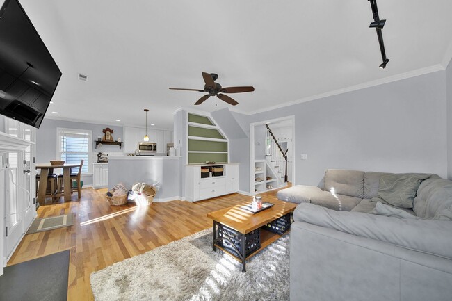 Building Photo - Spacious 4 Bed 2.5 bath Home in Davis Lake...