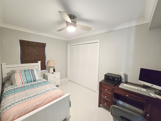 Building Photo - SEASONAL RENTAL - Luxury by the Beach!