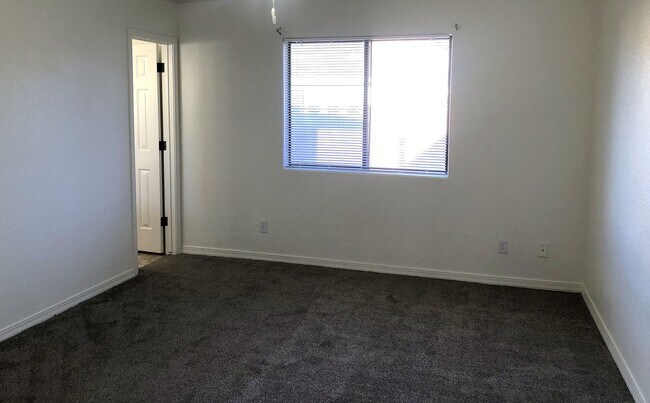 Building Photo - Centrally Located