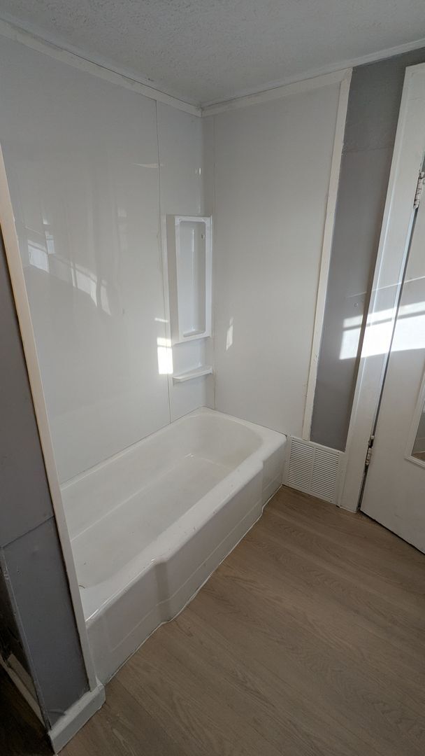 Building Photo - Welcome to your charming home located in the vibrant city of Akron