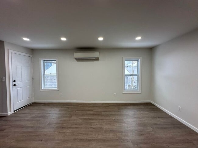Building Photo - 536 Beach St