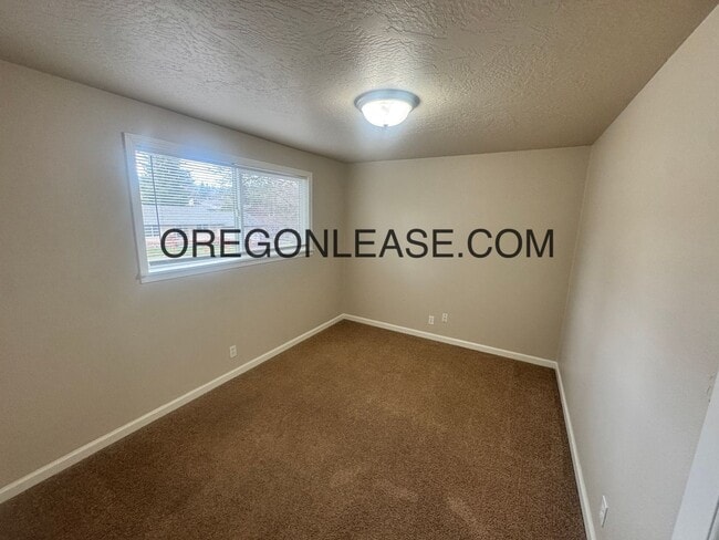 Building Photo - 2 Bed one bath South Hills duplex