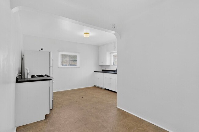 Building Photo - 1409-1409 Hazeldine Ave SE