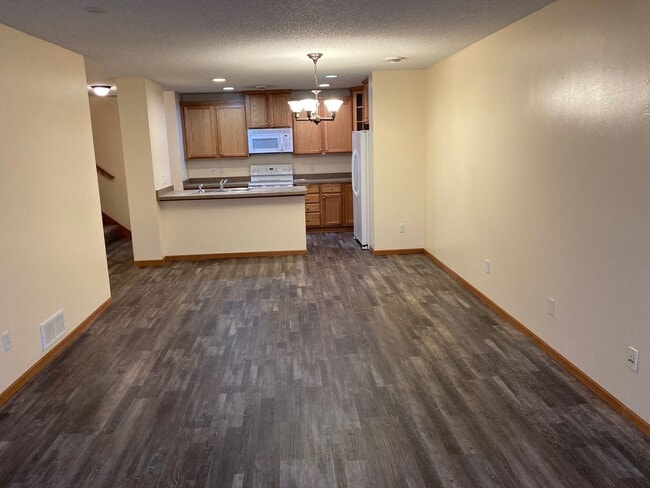 Building Photo - Large 3BR + Loft Townhome | 2-Car Garage | 1,715 Sq Ft