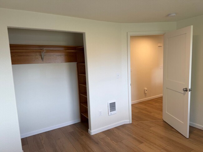 Building Photo - Updated 3 bedroom 1 bath duplex in Junction City!
