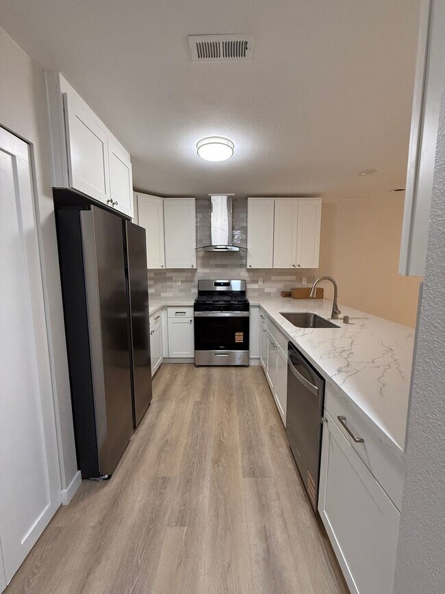Building Photo - Fully Remodeled Silver Firs Townhome for R...