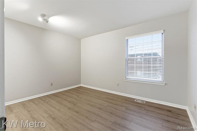 Building Photo - 1563 N Bywood Ave