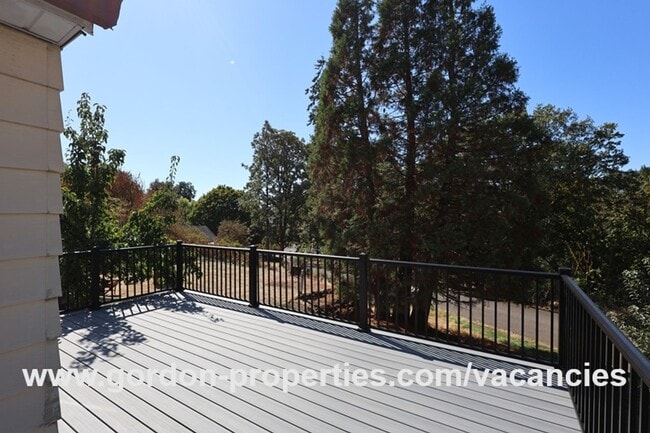 Building Photo - Saint Helens OR - upstairs flat 2 bedroom ...