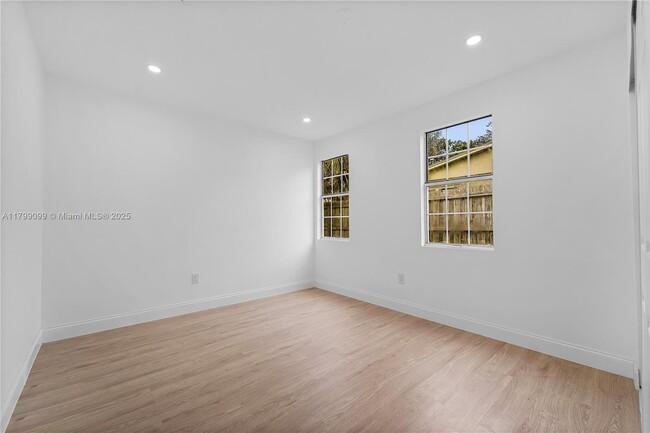 Building Photo - 1694 NE Orion St