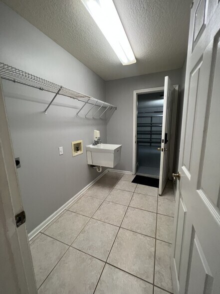 Building Photo - 8080 St Andrews Cir