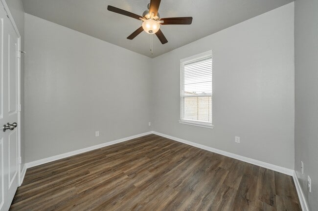 Building Photo - Bright & Cozy Townhome