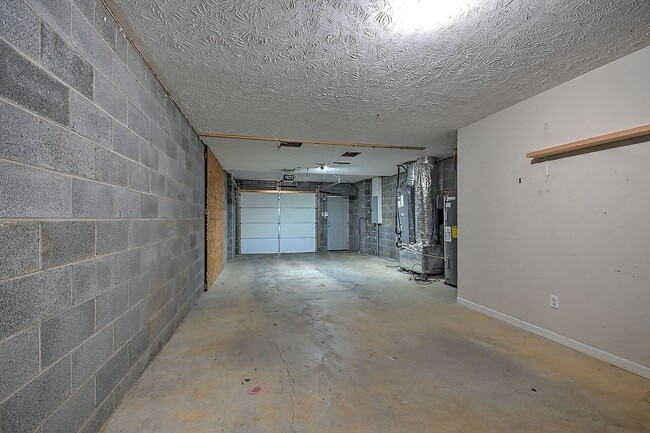 Building Photo - 198 Amanda Ln