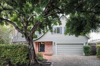 Building Photo - Expansive 6 Bed, 3.5 Bath Executive Home i...