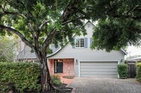 Building Photo - Expansive 6 Bed, 3.5 Bath Executive Home i...