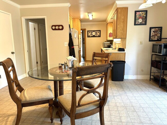 Building Photo - Deer Xing Retreat (3-6 month lease only)